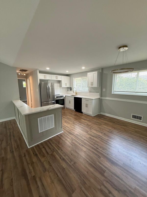 Building Photo - 1112 Chaplin St SE