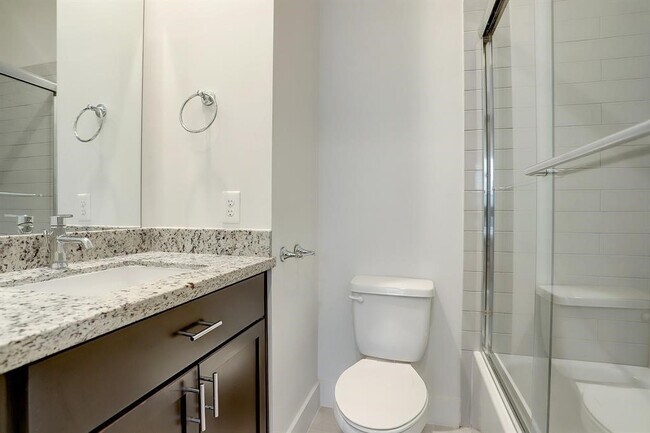 Building Photo - 2114 Sabine St