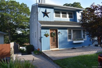 Building Photo - 30 Willow Rd