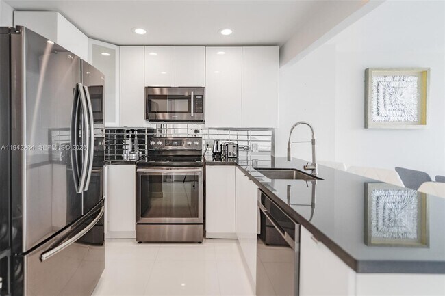 Building Photo - 3625 N Country Club Dr