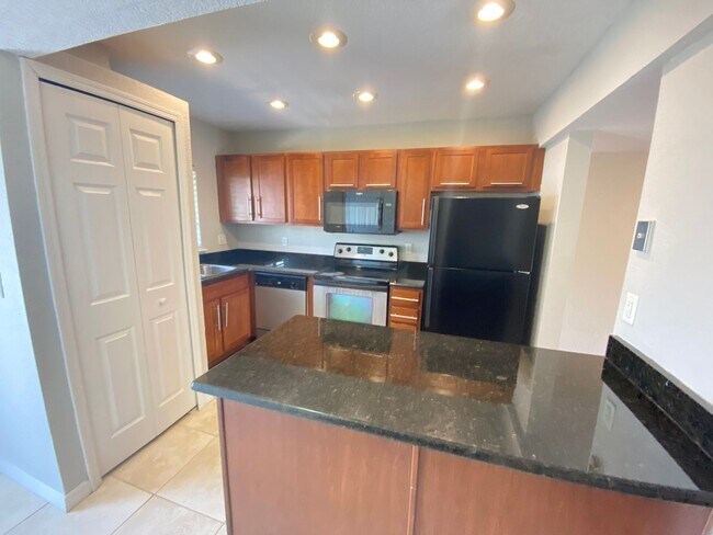 Building Photo - Beautiful 2/1.5 Condo in Orlando! New Carpet!