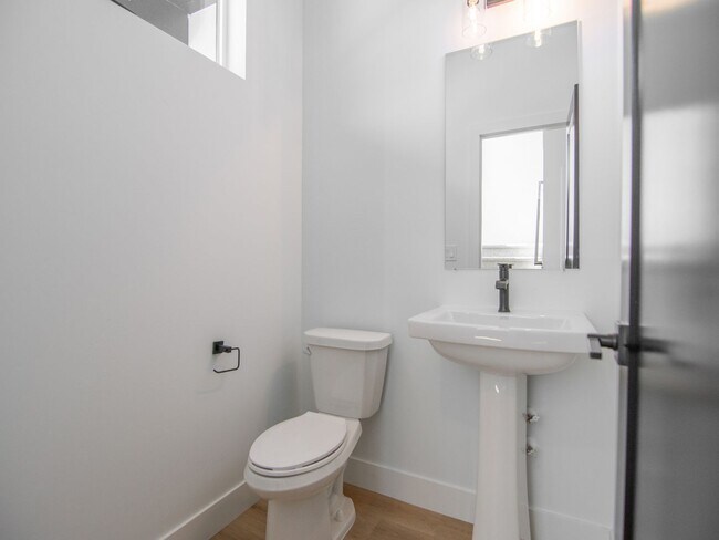 Building Photo - Spacious 3-Story Townhome: Inlcudes 2-Car Garage