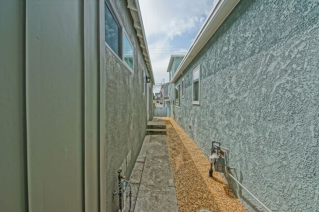 Building Photo - Completely Remodeled, Bright & Airy 3BR2BA...