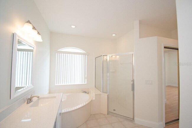 Building Photo - 1707 Golfview Dr