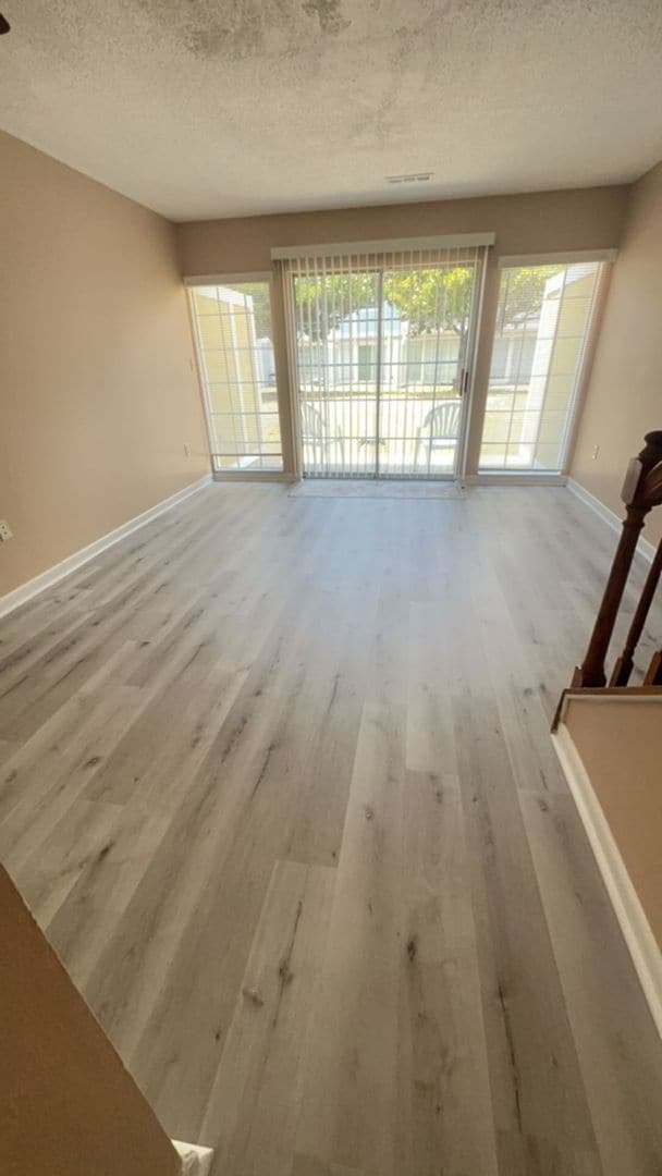 Building Photo - 2BR/2.5BA Townhome