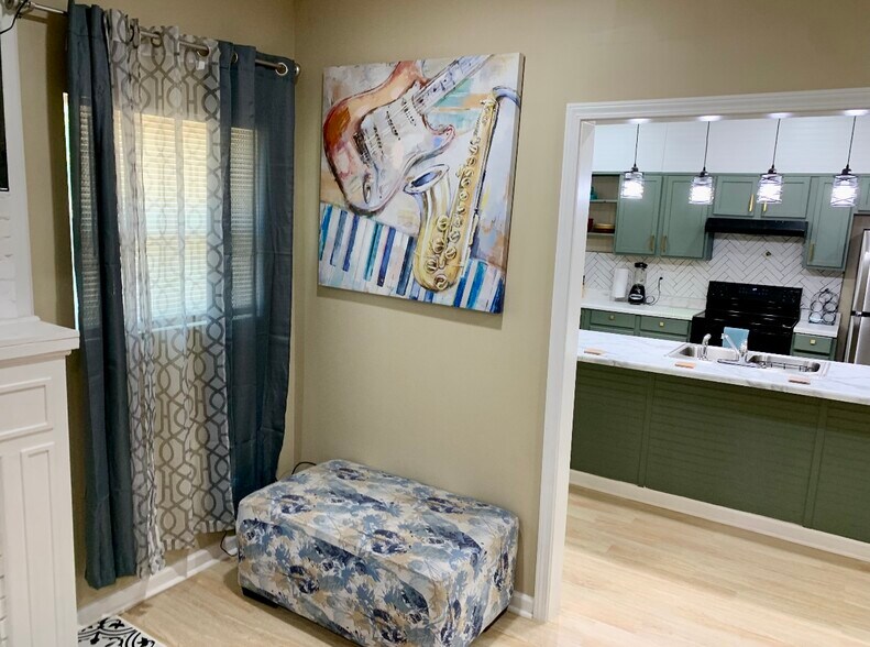 Building Photo - 4220 10th Ave