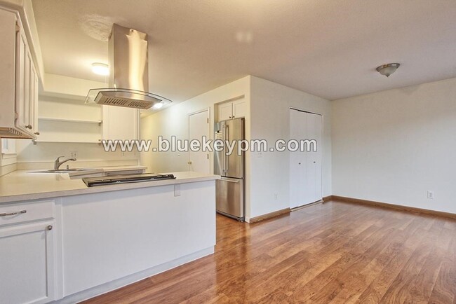 Building Photo - 3 Bed, 2.5 Bath Condo with 1 Car Garage Ne...