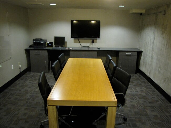 Building Photo - 311 Oak St