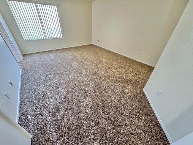 Building Photo - WELCOME TO THIS SPACIOUS 4-BEDROOM, 2.5-BA...
