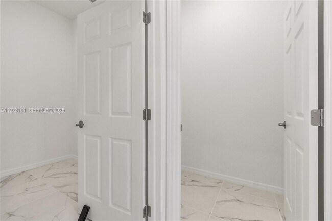 Building Photo - 1918 Wanda Ave N