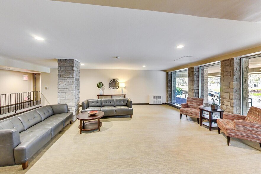 Building Photo - 400 Ascot Dr