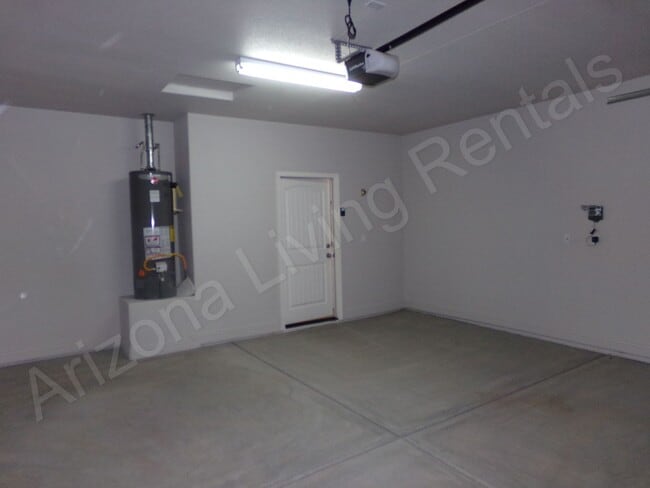 Building Photo - GORGEOUS 3 BEDROOM 2 BATHROOM HOME