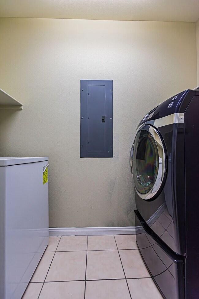 Building Photo - Top Floor 2 Bedroom Condo Located in Manha...