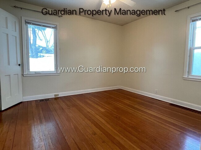 Building Photo - 4618-4620 Cedar Ave S