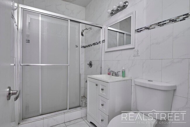 Building Photo - Renovated Spacious 2 BR in Bushwick