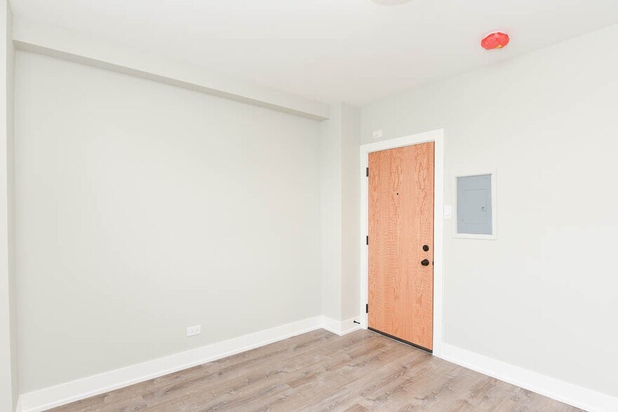 Building Photo - 510 W Belmont Ave