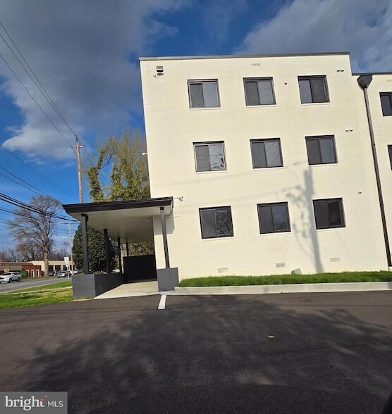 Building Photo - 49 W Diamond Ave