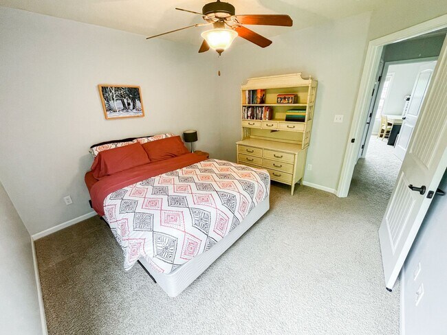 Building Photo - Beautiful 4 bedroom Near Post!