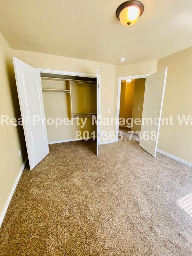 Building Photo - 5 Bedroom 3 Bathroom Riverton Home!