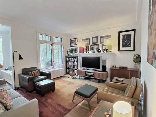 Building Photo - 2921 N Pine Grove Ave