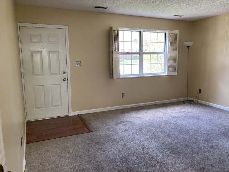 Living Room - 1618 Thrush Ter
