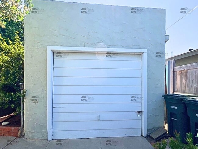 Building Photo - Single Story 2BD/1BA Home Minutes to the B...
