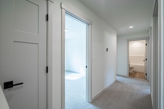 Building Photo - Newer Construction! 3 bed/2.5 bath, double garage, central heat/air, VIEWS!