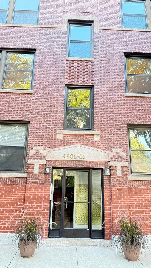 Building Photo - 4606 N Seeley Ave