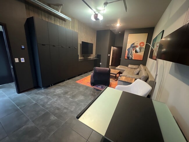 Building Photo - 801 E Mifflin St