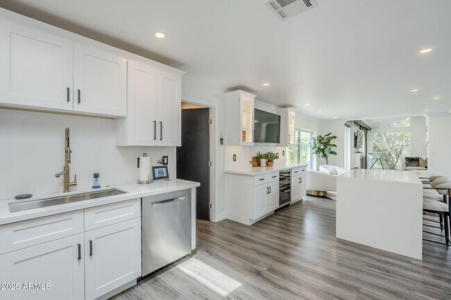 Building Photo - 7322 E Sierra Vista Dr