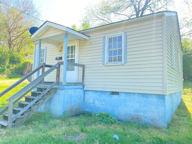 Building Photo - 801 Oval St