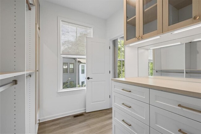 Building Photo - 121 Chestnut Cir