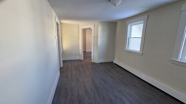 Building Photo - 3 Bed, 1 Bath, plus TWO Bonus Rooms in Rochester!