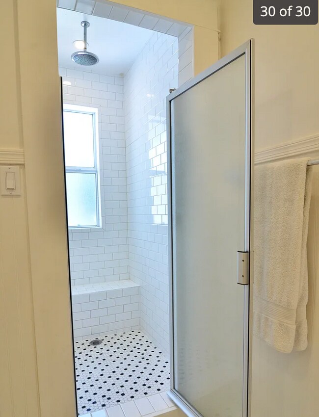 Building Photo - 1020 Havenhurst Dr