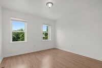 Building Photo - 2 Bedroom End Unit Accepting Voucher and Market Tenants