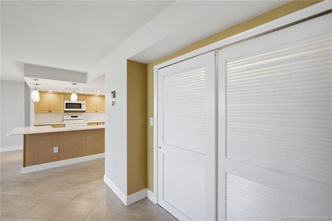 Building Photo - 10410 S Ocean Dr