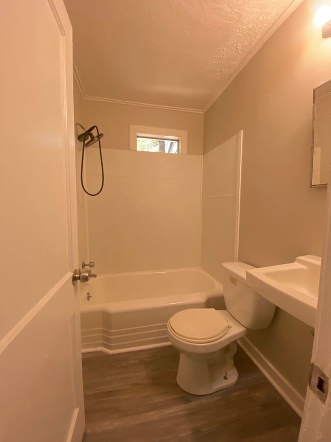 Building Photo - ***AVAILABLE NOW***2 or 3 Bedroom / 1 Bath...