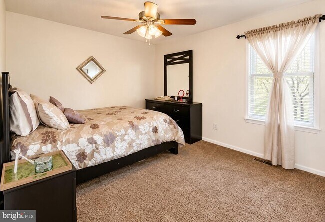 Building Photo - 44 Brambling Ln