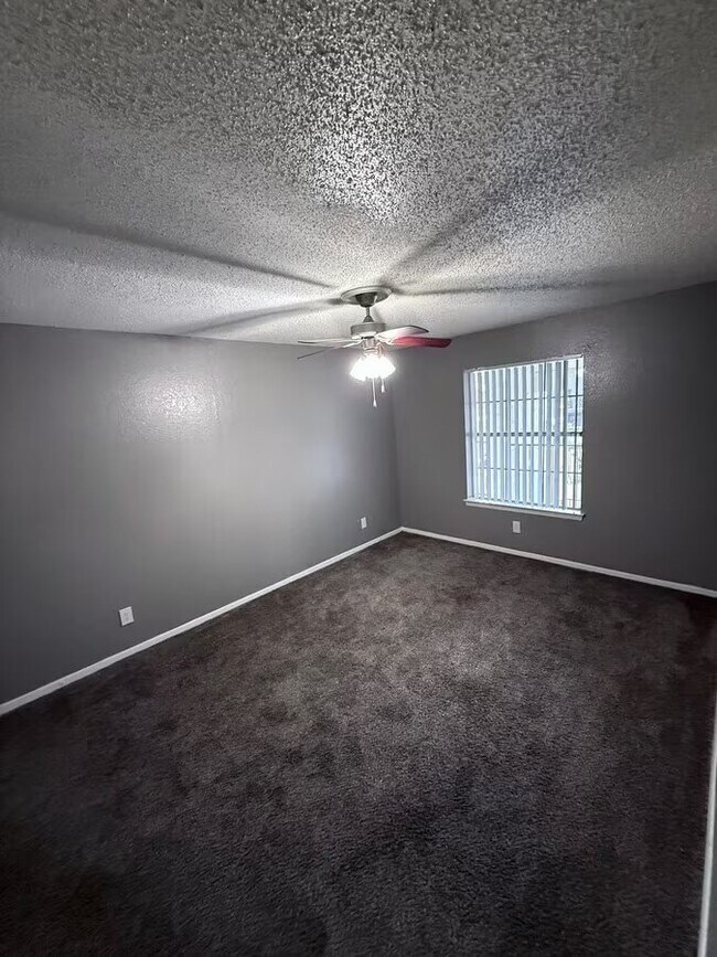 Building Photo - 1901 Lakeview Cir