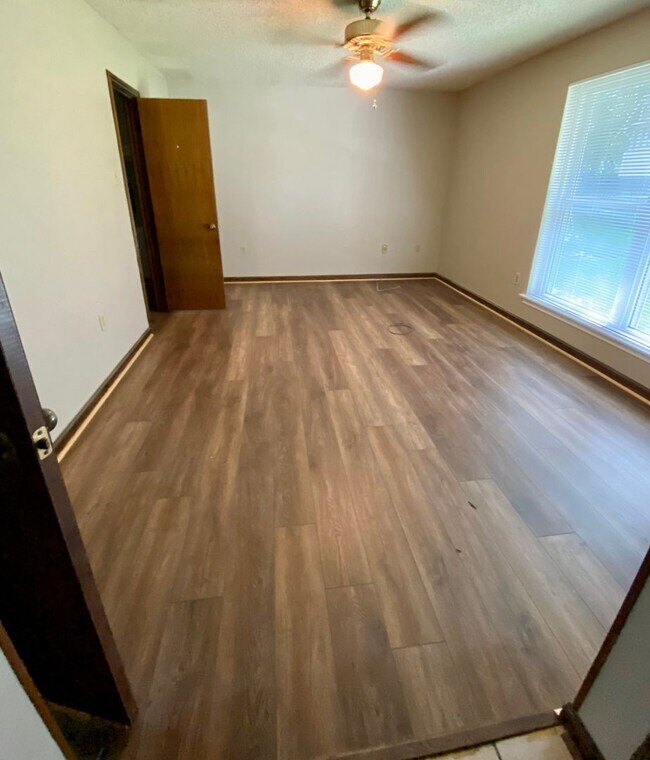Building Photo - 1331 Knollhaven Dr
