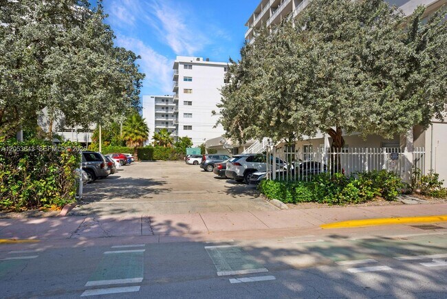 Building Photo - 1300 Lincoln Rd