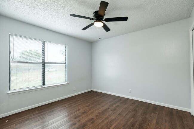 Building Photo - 2900 Mesquite Ln