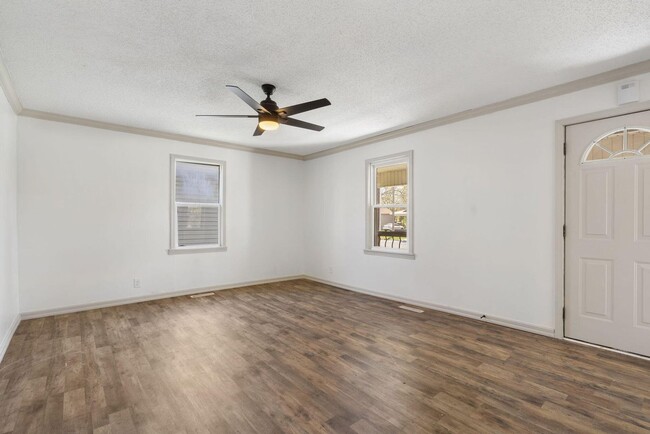 Building Photo - REMODELED 3 Bed | 1 bath | FENCED IN YARD ...