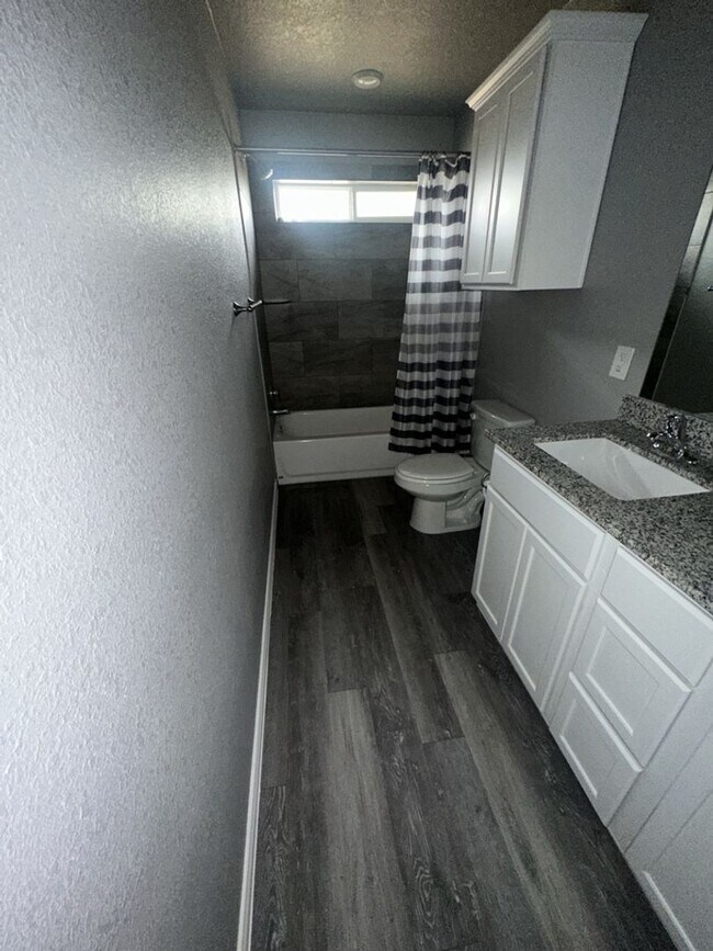 Building Photo - AVAILABLE NOW! (SECTION 8 ACCEPTED)