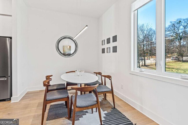 Building Photo - 2424 Memorial Dr SE