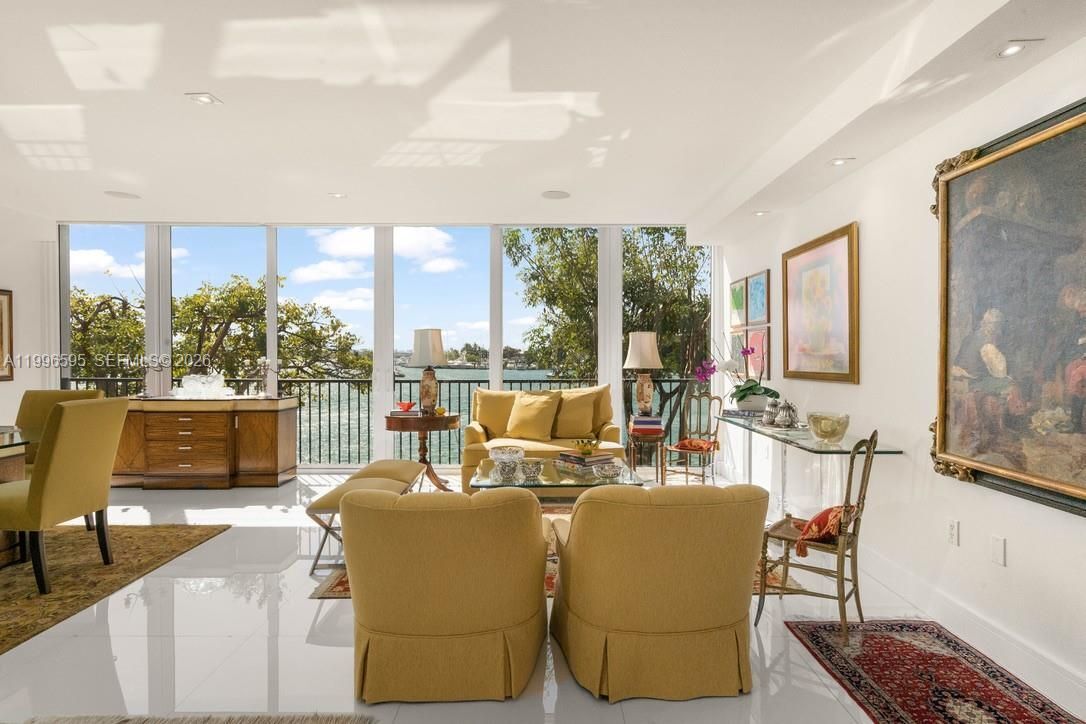 Building Photo - 1000 Venetian Way