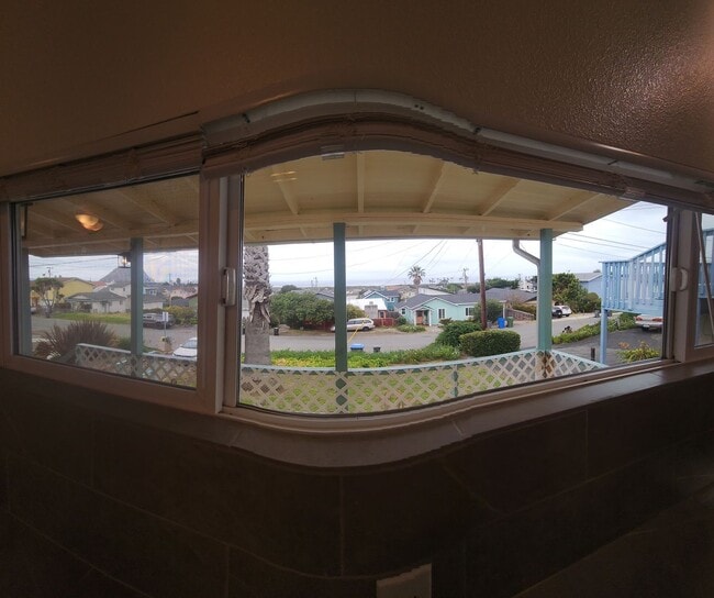 Building Photo - Views of Morro Bay in this cozy hillside cottage!
