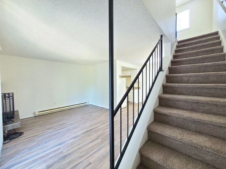 Building Photo - 2121 E Upriver Dr