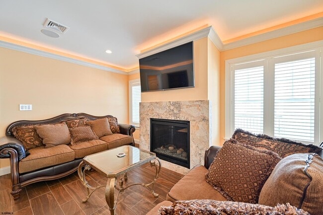 Building Photo - 400 17th St S