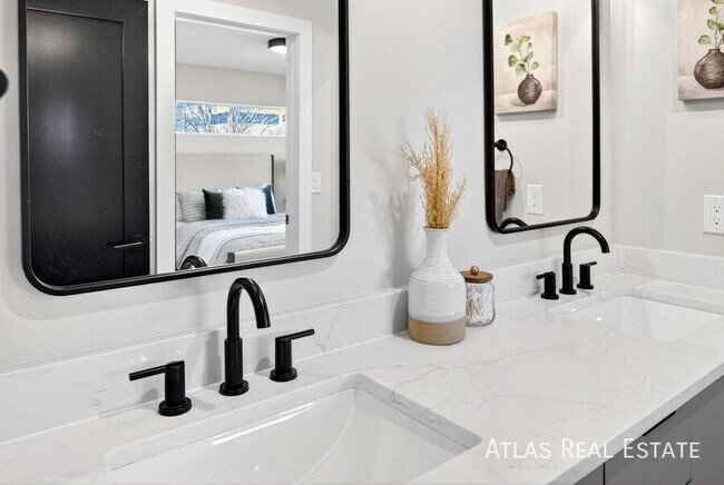 Building Photo - 830 Cherry St